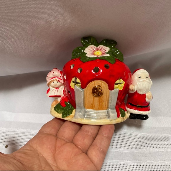 Vintage 1980 "Santa Visits Strawberry Shortcake" Christmas Figurine - Picture 5 of 9